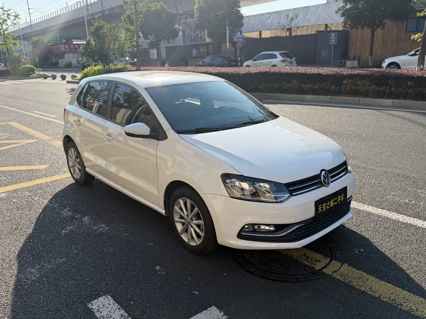 Volkswagen Polo 2014 1.6L Automatic Luxury Edition фото 8