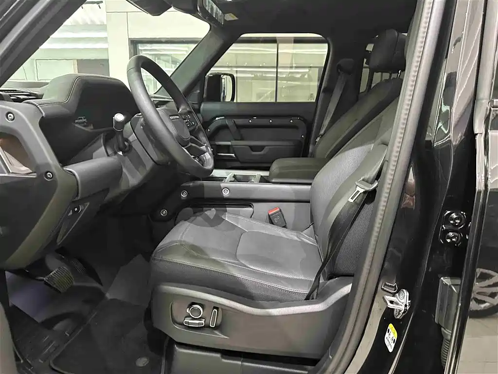 Land Rover Defender 2025 130 3.0T P400 7-Seater Luxury Edition фото 7