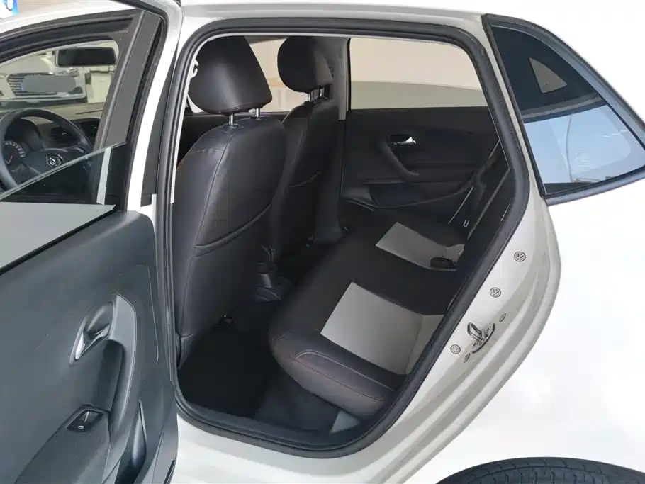 Volkswagen Polo 2016 1.4L Automatic Trend фото 11