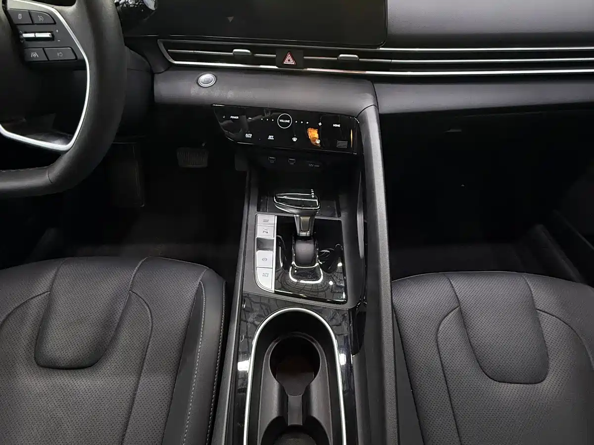 Hyundai Elantra 2021 1.5L CVT LUX Premium Edition фото 9