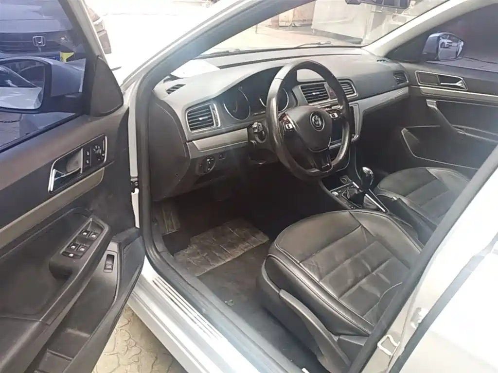 Volkswagen Lavida 2017 1.6L Automatic Comfort Edition фото 16