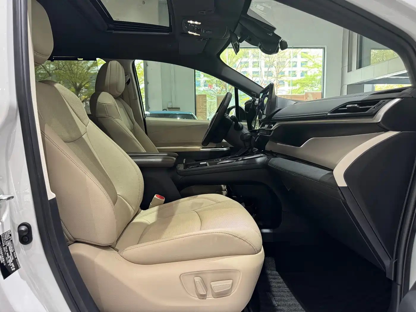 Toyota Granvia 2023 2.5L Hybrid VIP Edition фото 20