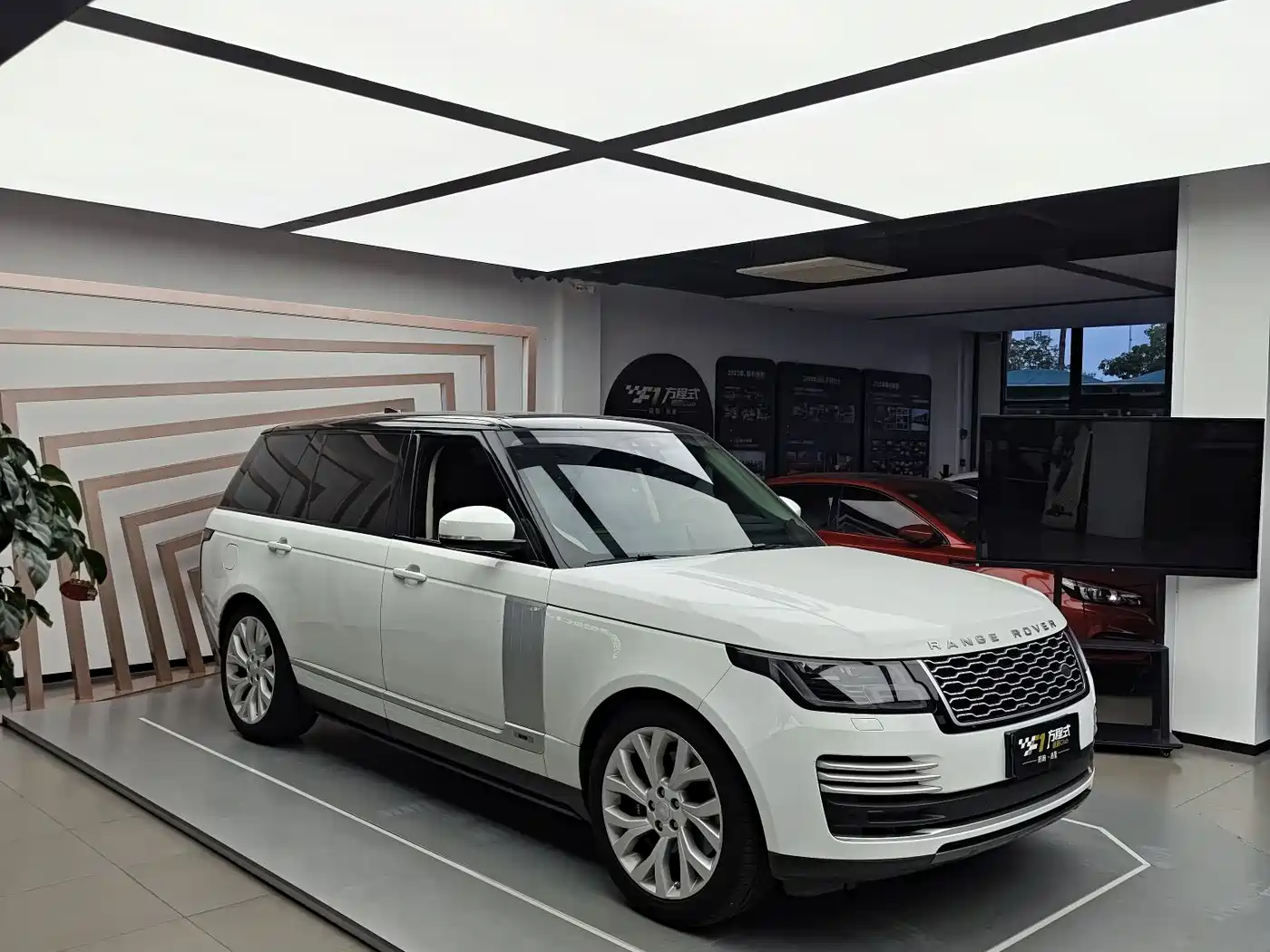 Land Rover Range Rover 2018 3.0 SC V6 Vogue SE Genesis Extended Edition фото 2