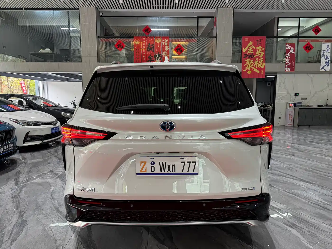 Toyota Granvia 2023 2.5L Hybrid VIP Edition фото 31