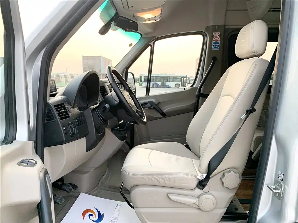 Mercedes-Benz Sprinter 2016 2.1T Premium Tour Medium Wheelbase Version фото 4