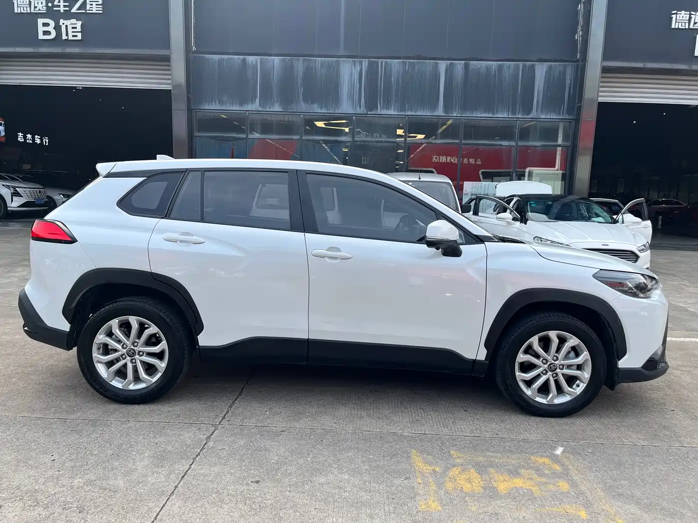Toyota Frontlander 2024 2.0L CVT Leading Edition фото 12