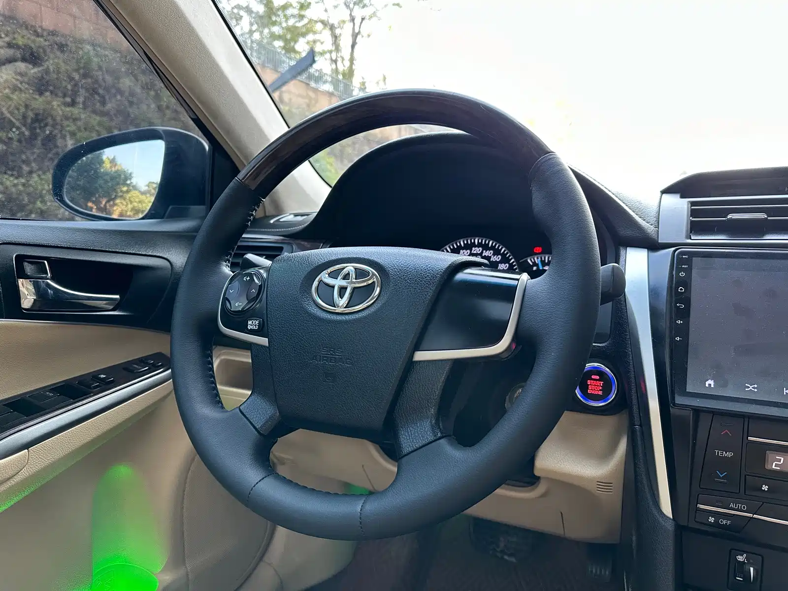 Фото 16 - Toyota Camry
