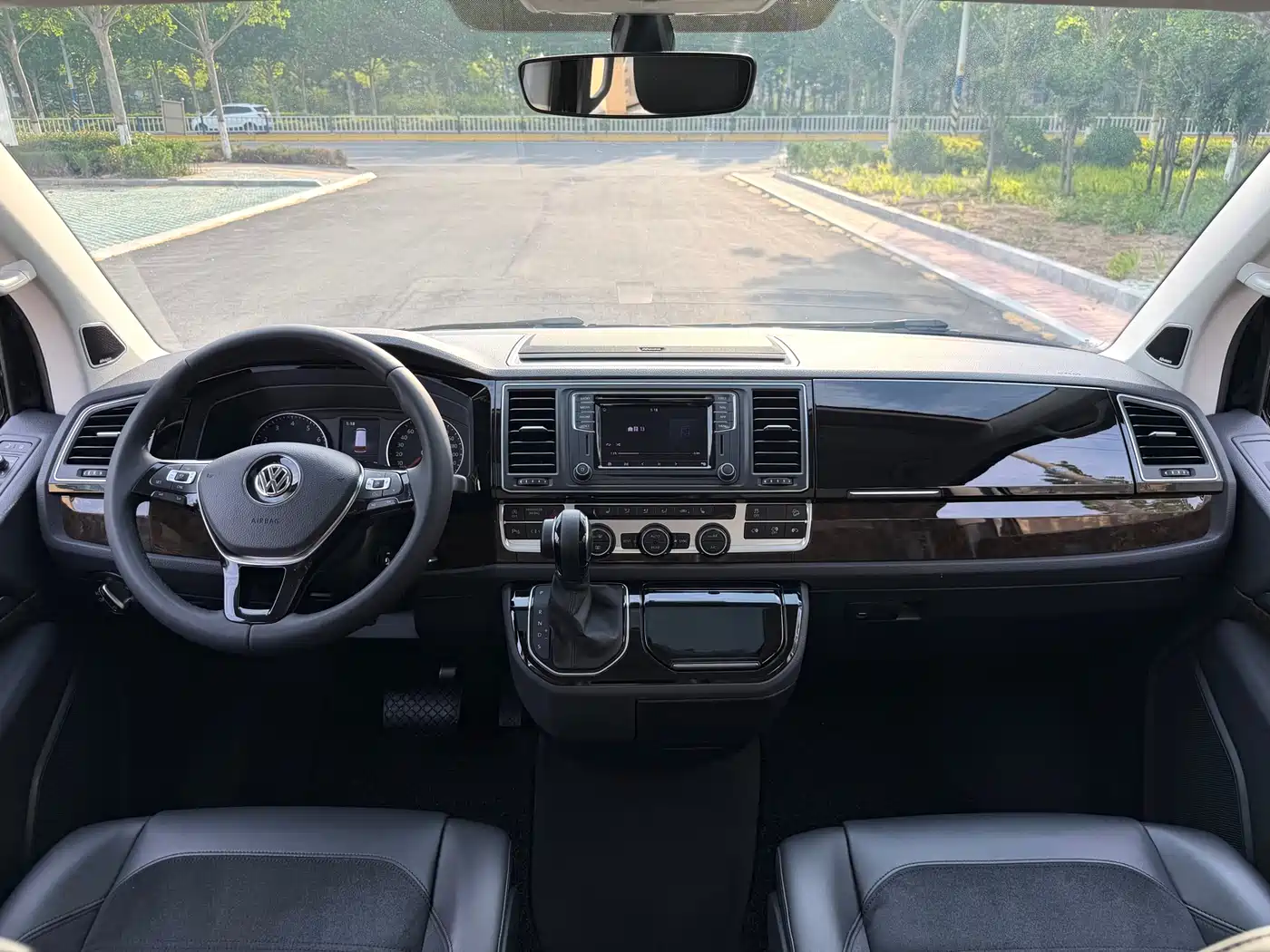 Volkswagen Multivan 2019 2.0TSI 4WD Premium 7-seater фото 7