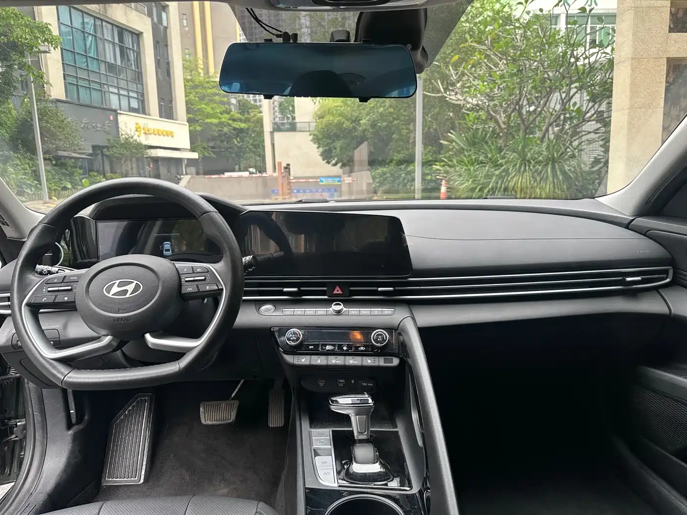 Hyundai Elantra 2023 Model 1.5L CVT LUX Premium Edition фото 15