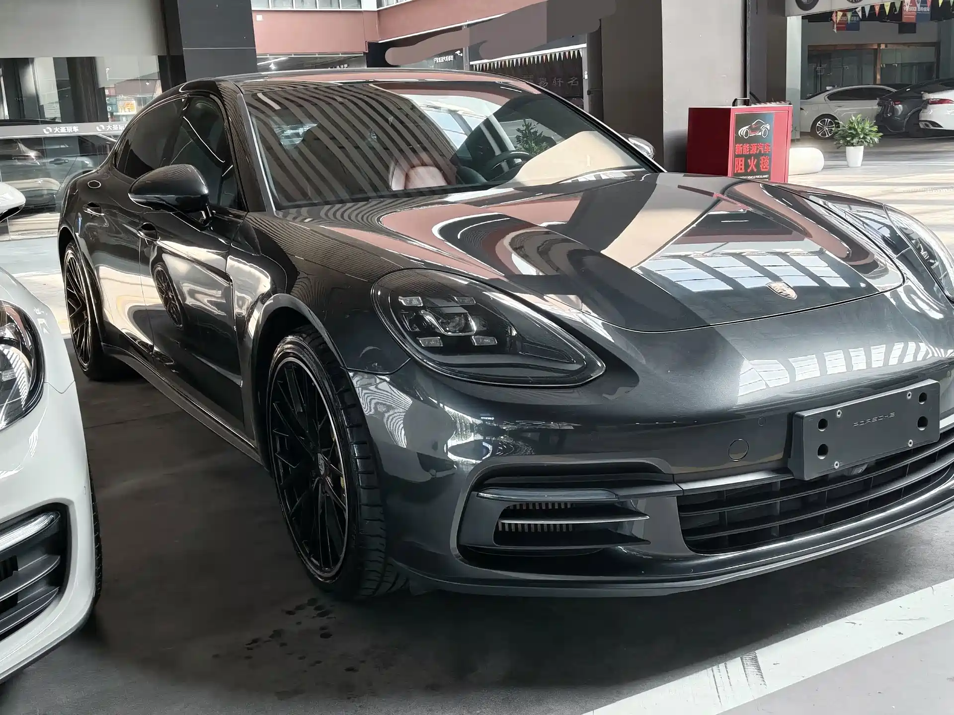 Photo 3 - Porsche Panamera