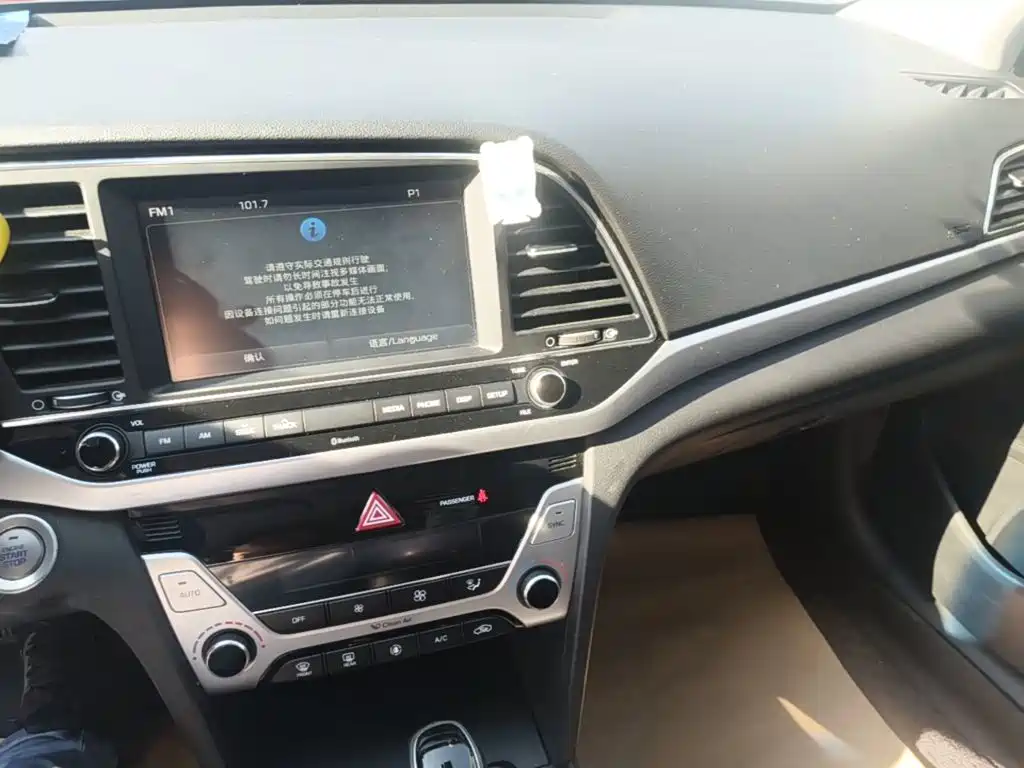 Photo 13 - Hyundai Elantra