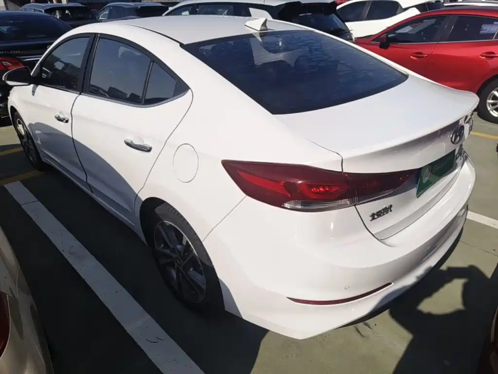 Photo 5 - Hyundai Elantra