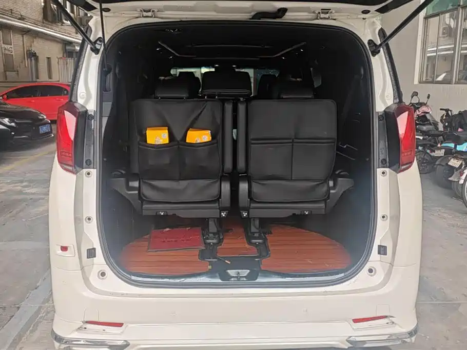 Toyota Alphard 2019 Hybrid 2.5L Luxury фото 4