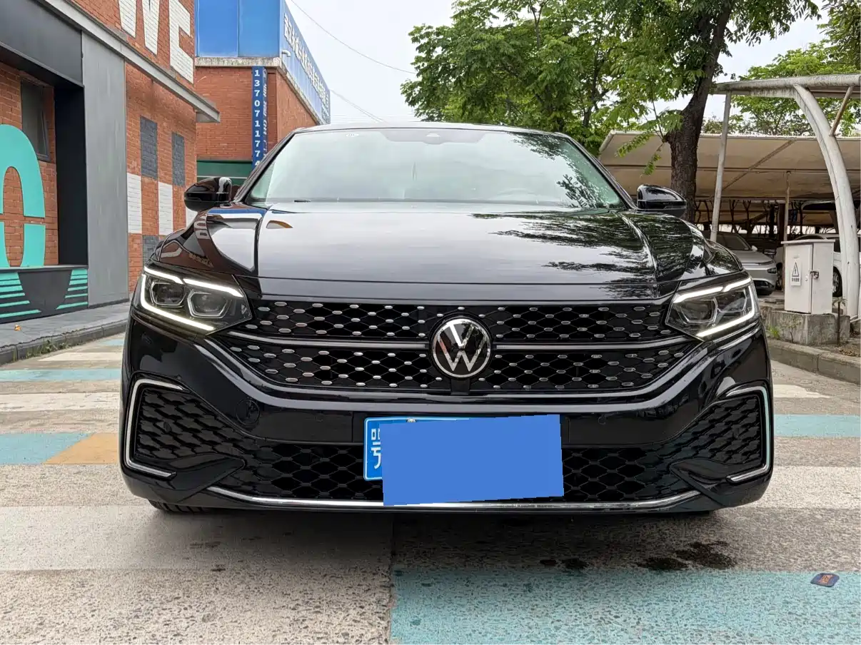 Volkswagen Passat 2022 330TSI Starlight Luxury Edition фото 2