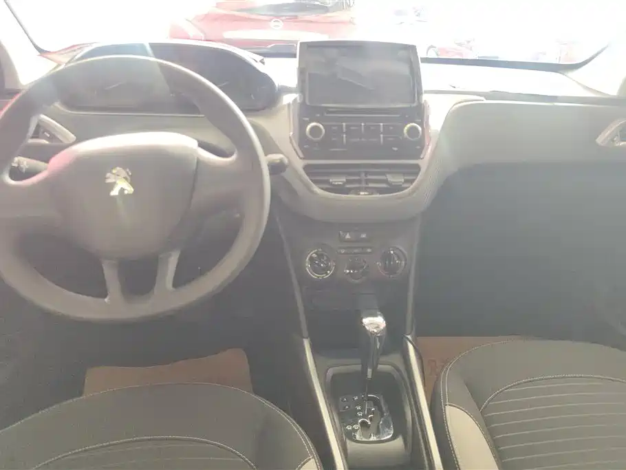 Peugeot 2008 2015 1.6L Automatic Cool Edition фото 12