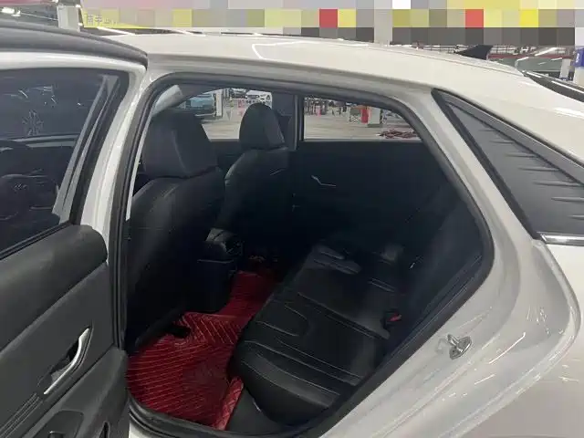 Hyundai Elantra 2022 1.5L CVT LUX Premium Edition фото 8