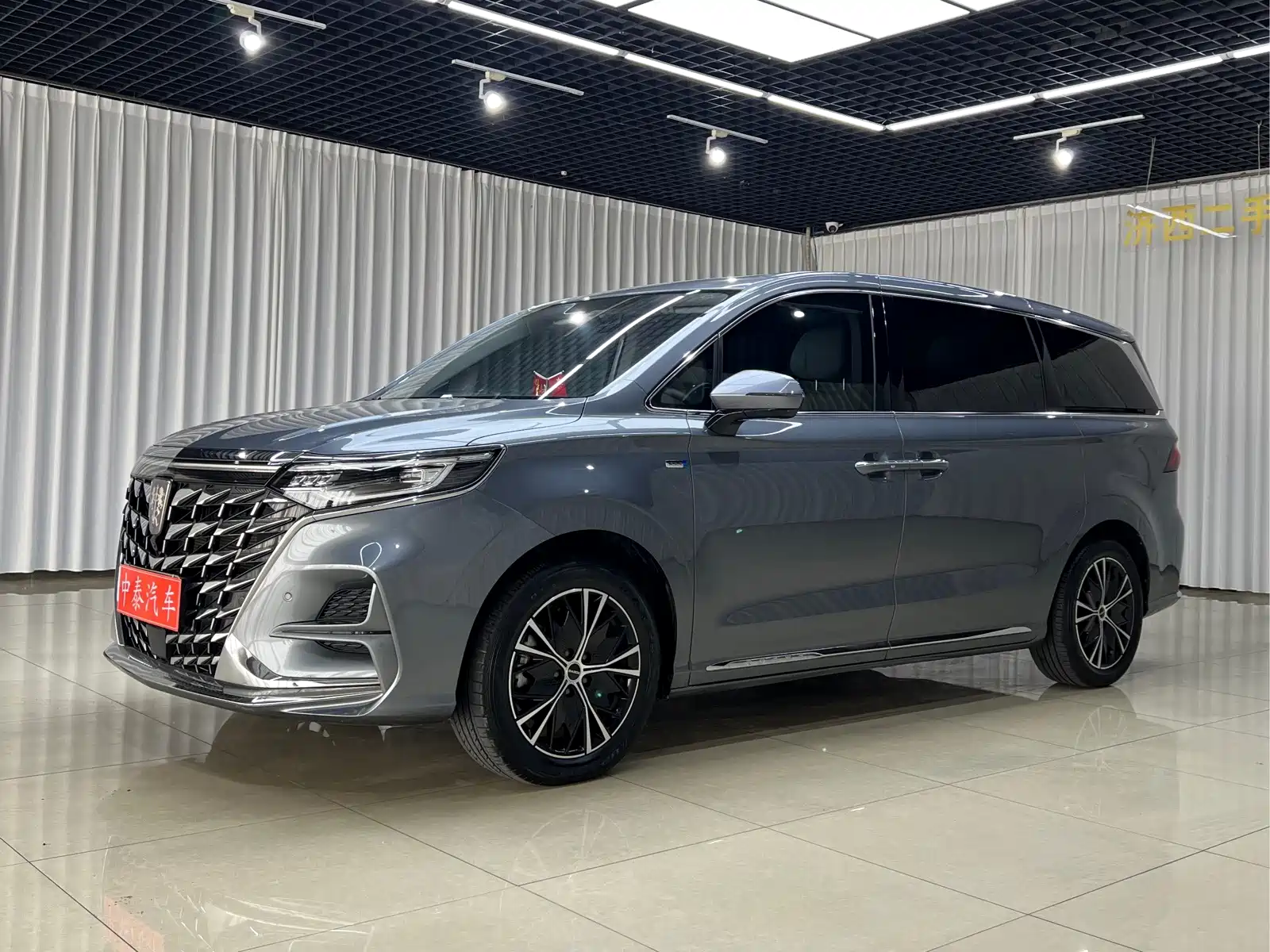 Фото 1 - Roewe iMAX8