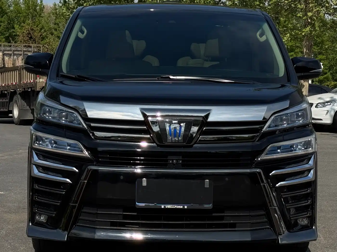 Toyota Vellfire 2020 Twin Engine 2.5L HV Premium Edition фото 2