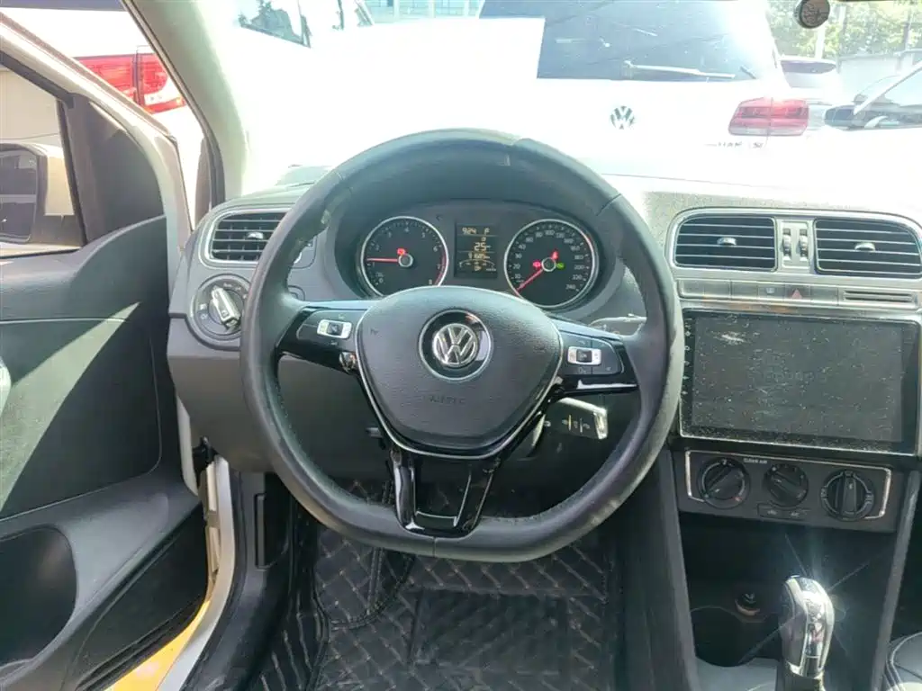 Volkswagen Polo 2016 1.6L Automatic Comfort фото 11