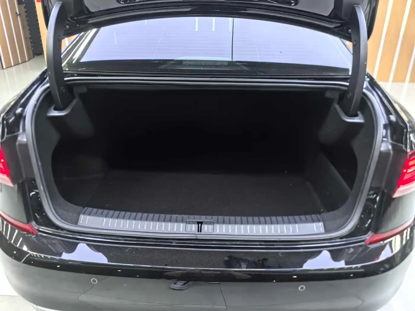 Volkswagen Passat 2023 Facelift 330TSI Luxury Edition фото 11