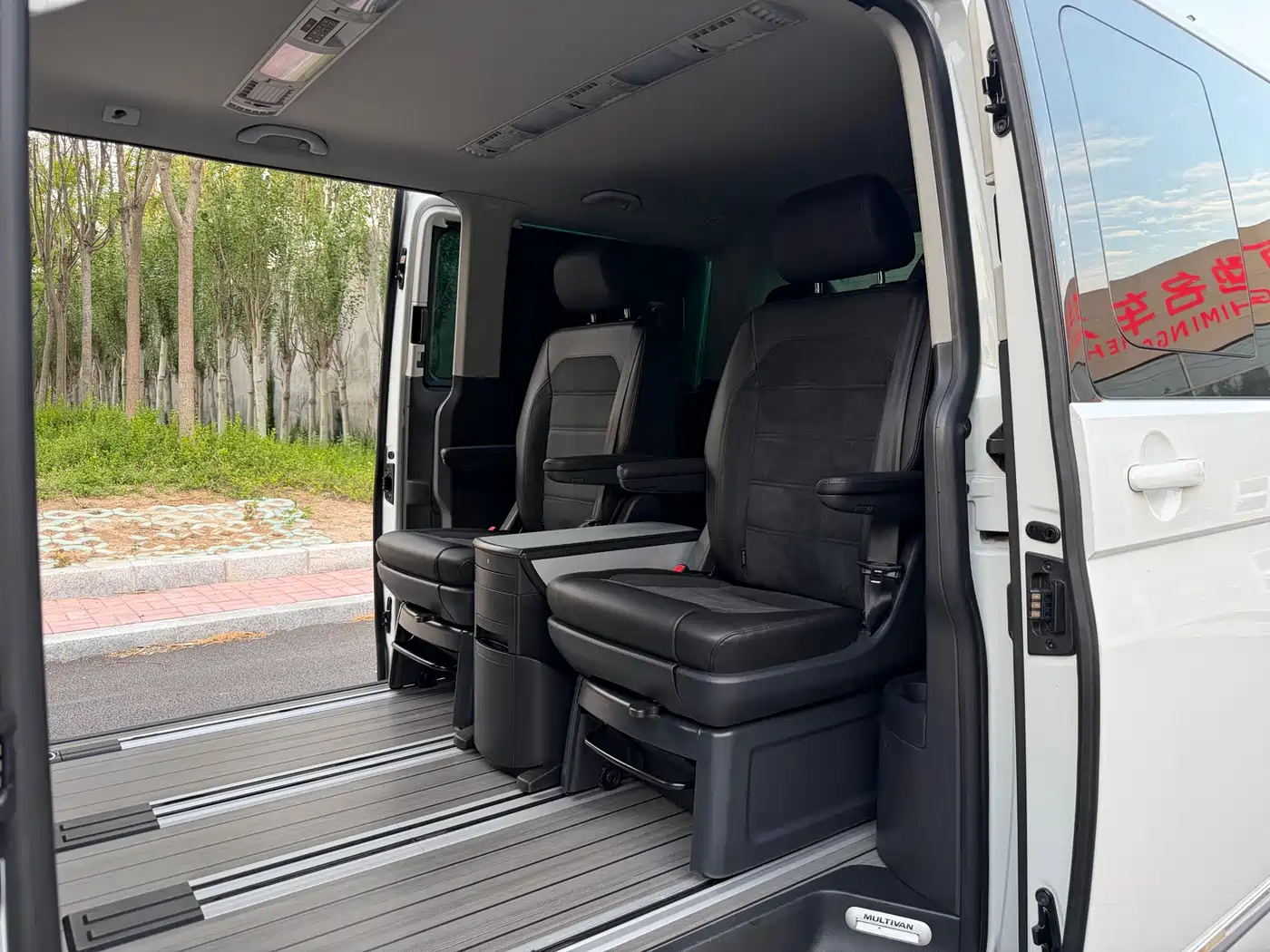 Volkswagen Multivan 2019 2.0TSI 4WD Premium 7-seater фото 11