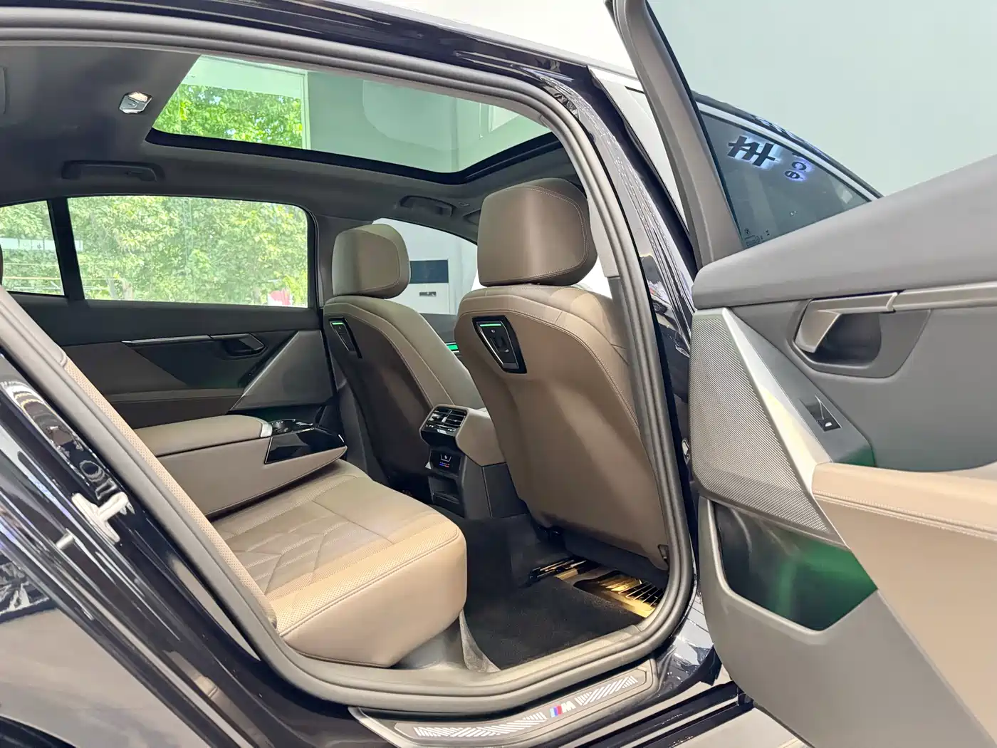 BMW 5 Series 2025 525Li M Sport Package фото 7