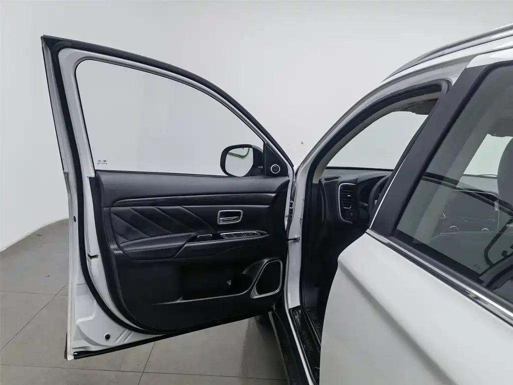 Mitsubishi Outlander 2019 2.4L 4WD Deluxe Edition 5-Seater China VI фото 8