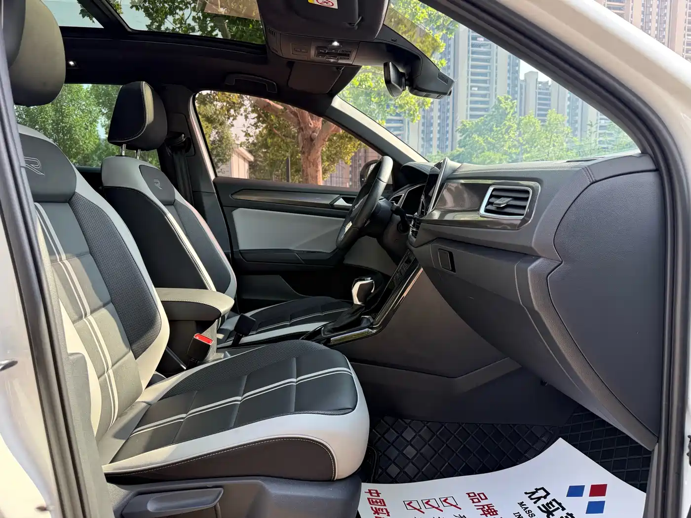 Volkswagen T-ROC 2024 300TSI DSG 2WD Morning Light Edition фото 9