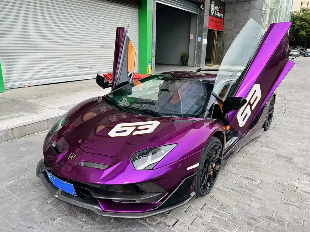 LAMBORGHINI AVENTADOR