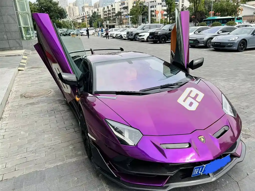 LAMBORGHINI AVENTADOR
