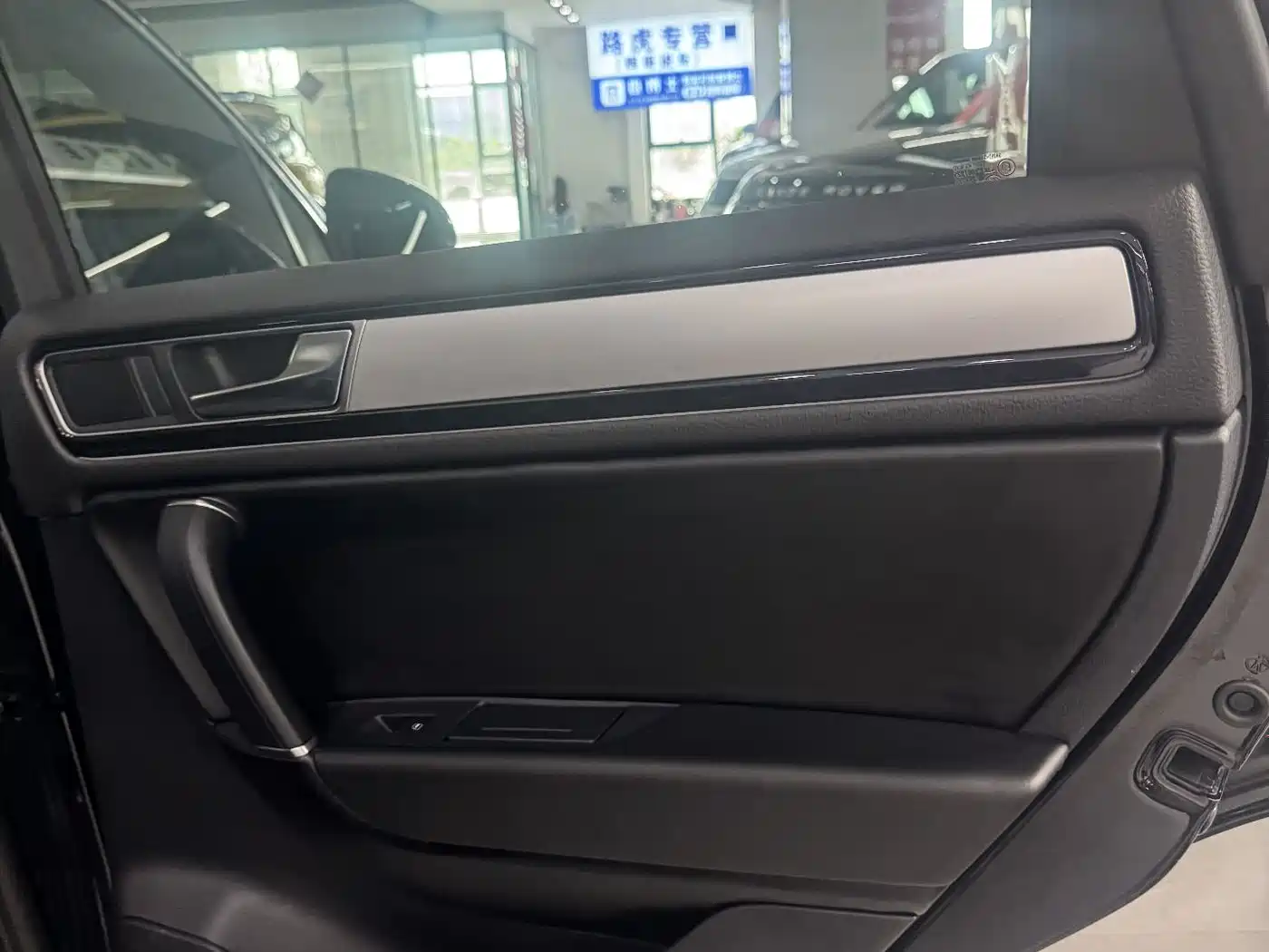 Volkswagen Touareg 2017 3.0TSI Explorer Edition фото 17