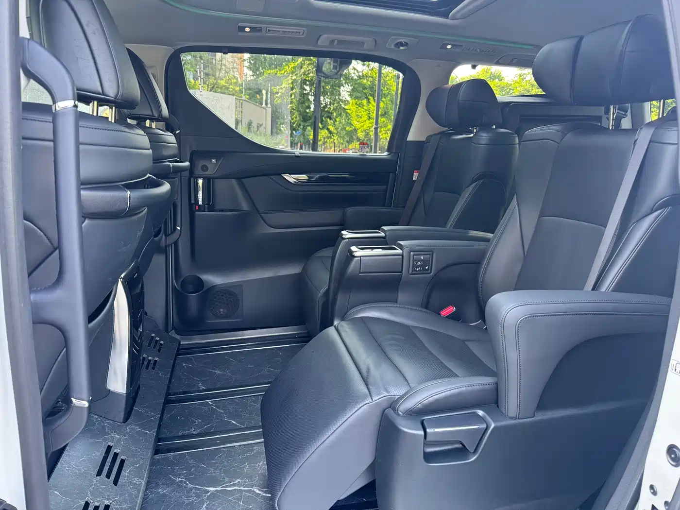 Toyota Vellfire 2023 Crown Hybrid 2.5L HV Luxury фото 5