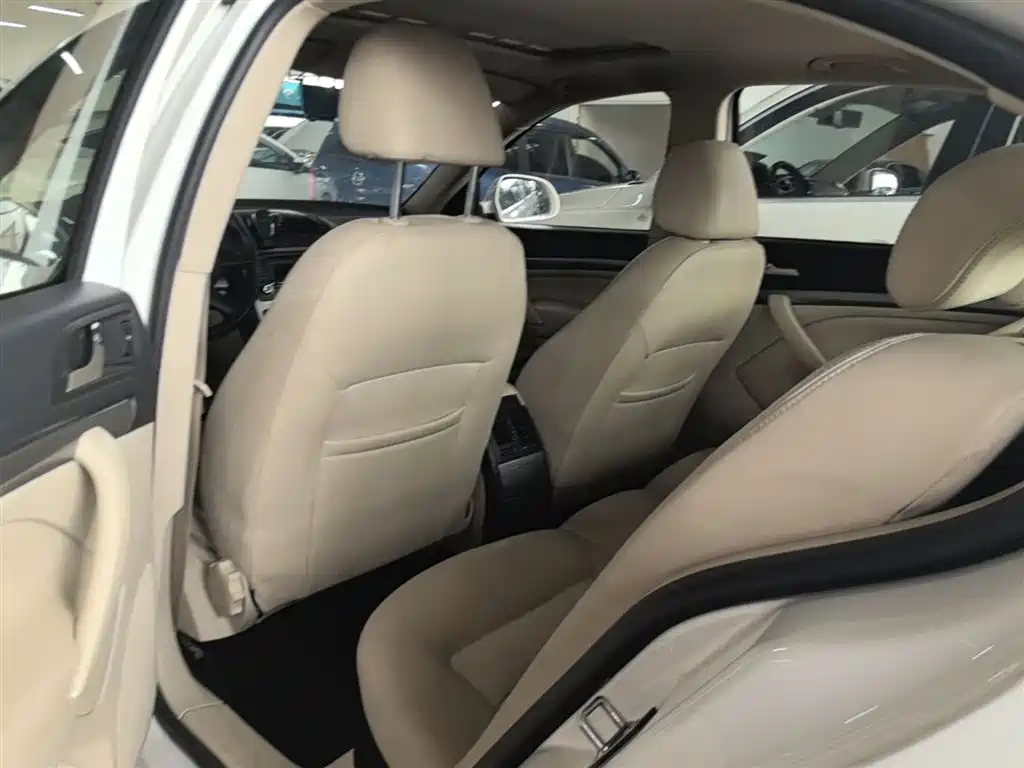 Škoda Octavia 2015 Classic 1.6L Automatic Elite Edition фото 17