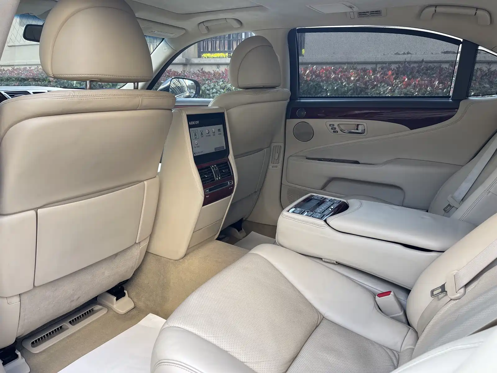 Фото 10 - Lexus LS