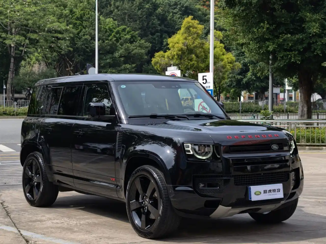Land Rover Defender 2024 110 5.0T V8 фото 3