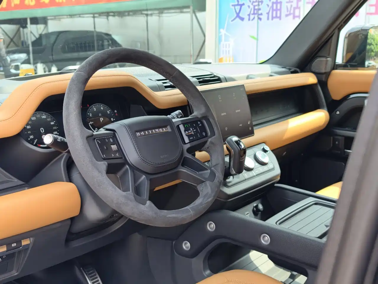 Land Rover Defender 2024 110 5.0T V8 фото 8