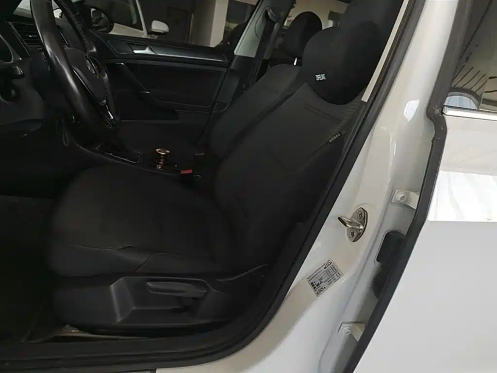 Volkswagen Golf 2017 1.6L Auto Comfort Millionth Edition фото 15