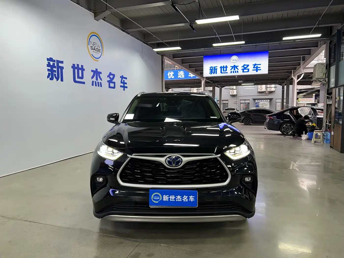 Toyota Highlander 2022 Model Dual Engine 2.5L 4WD Premium Edition 7-Seater фото 2