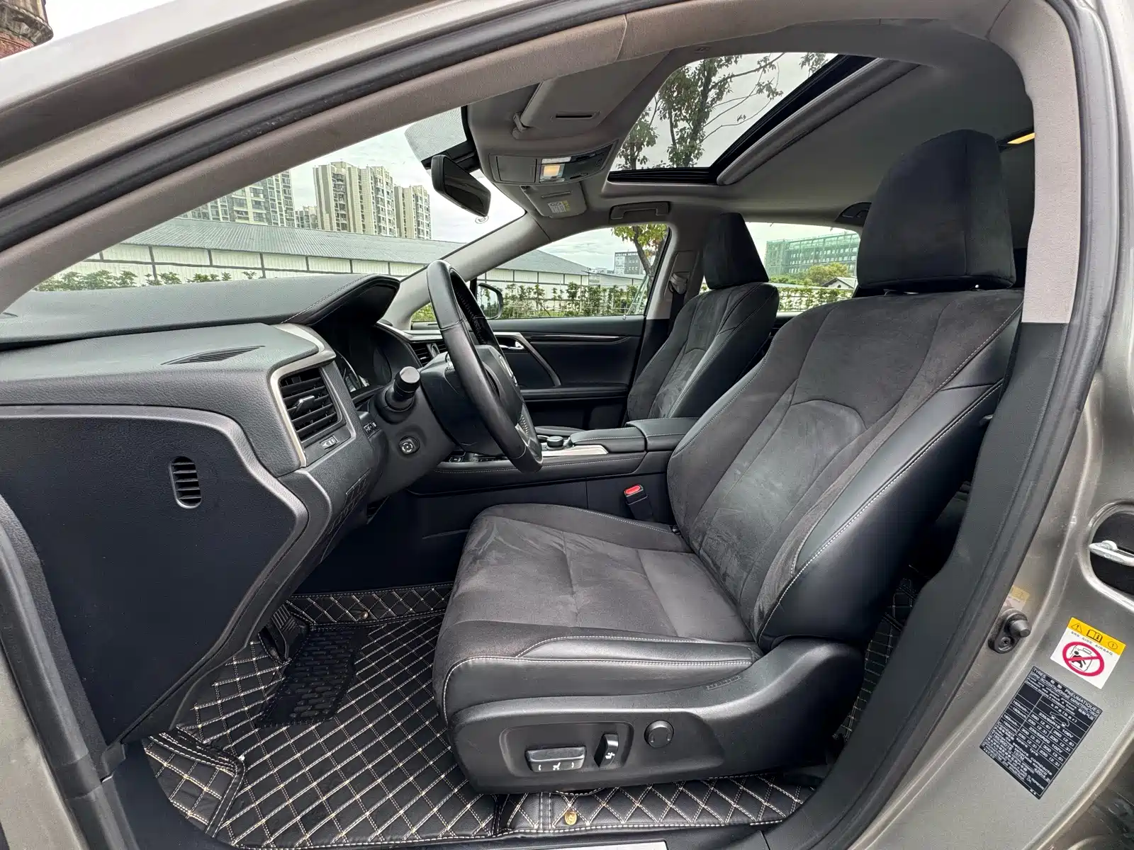 Photo 4 - Lexus RX