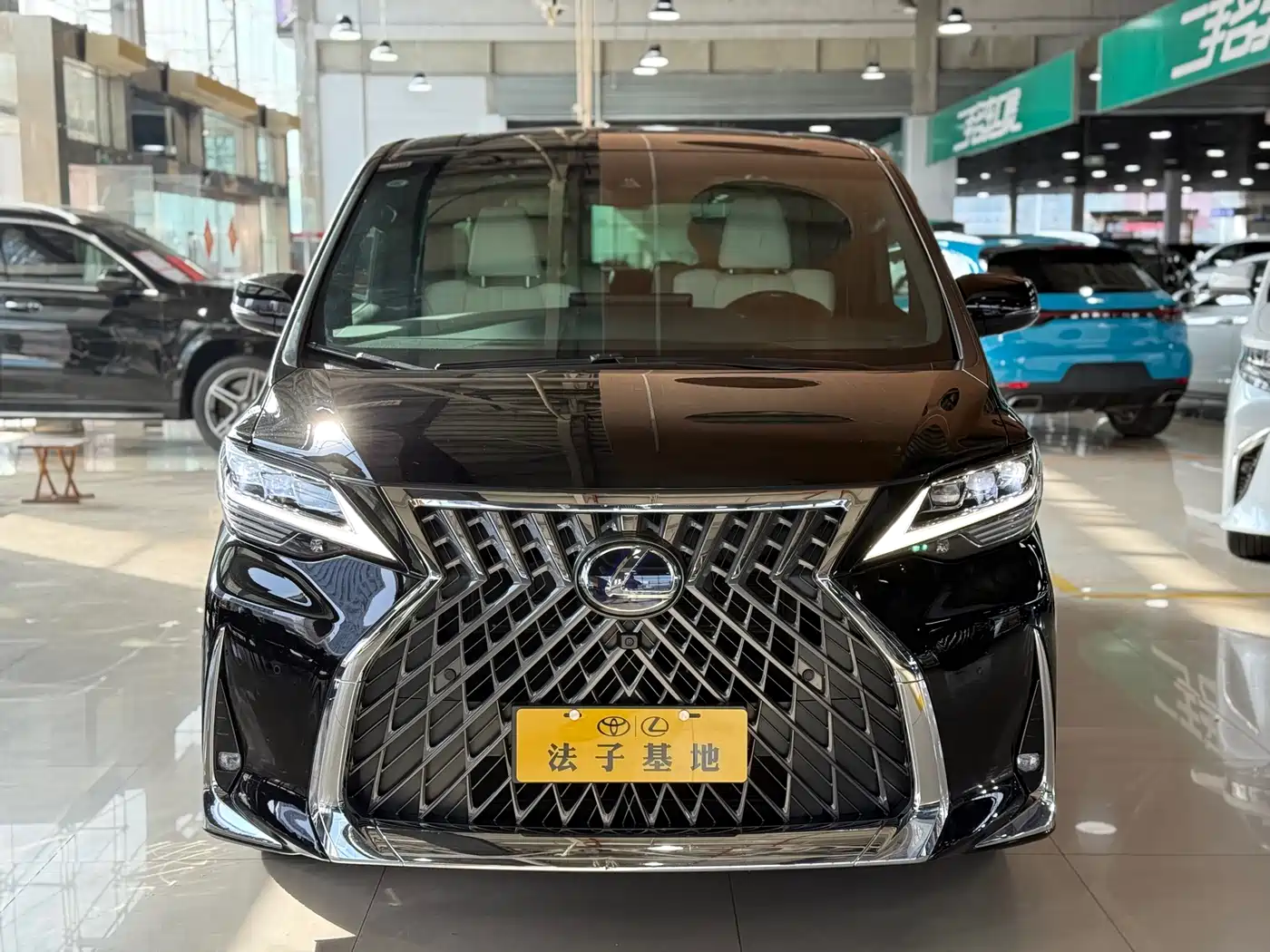 Lexus LM 2020 300h Seven-Seater Elegance Edition фото 2