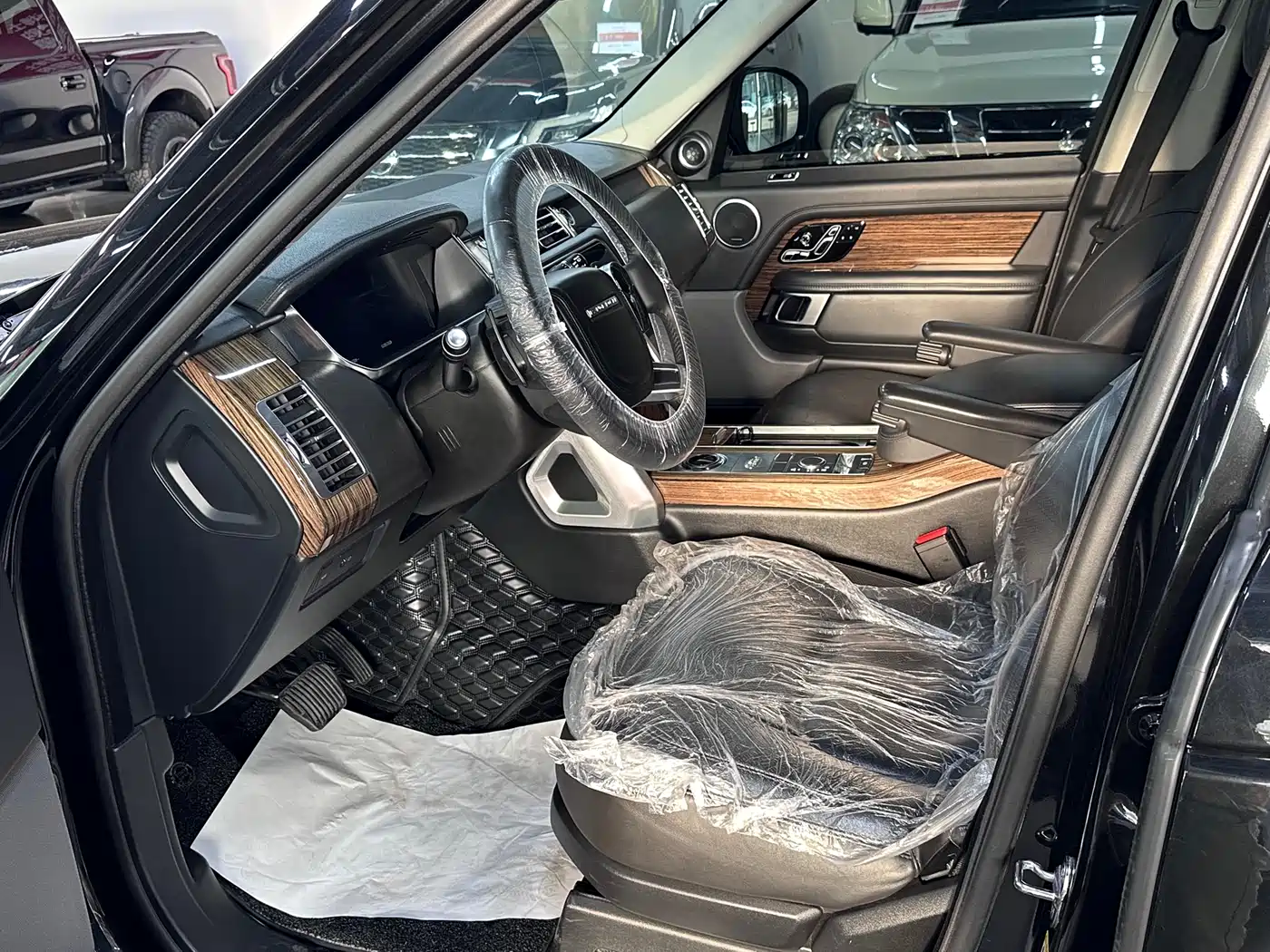Land Rover Range Rover 2018 3.0 SC V6 Vogue Heritage Extended Edition фото 3