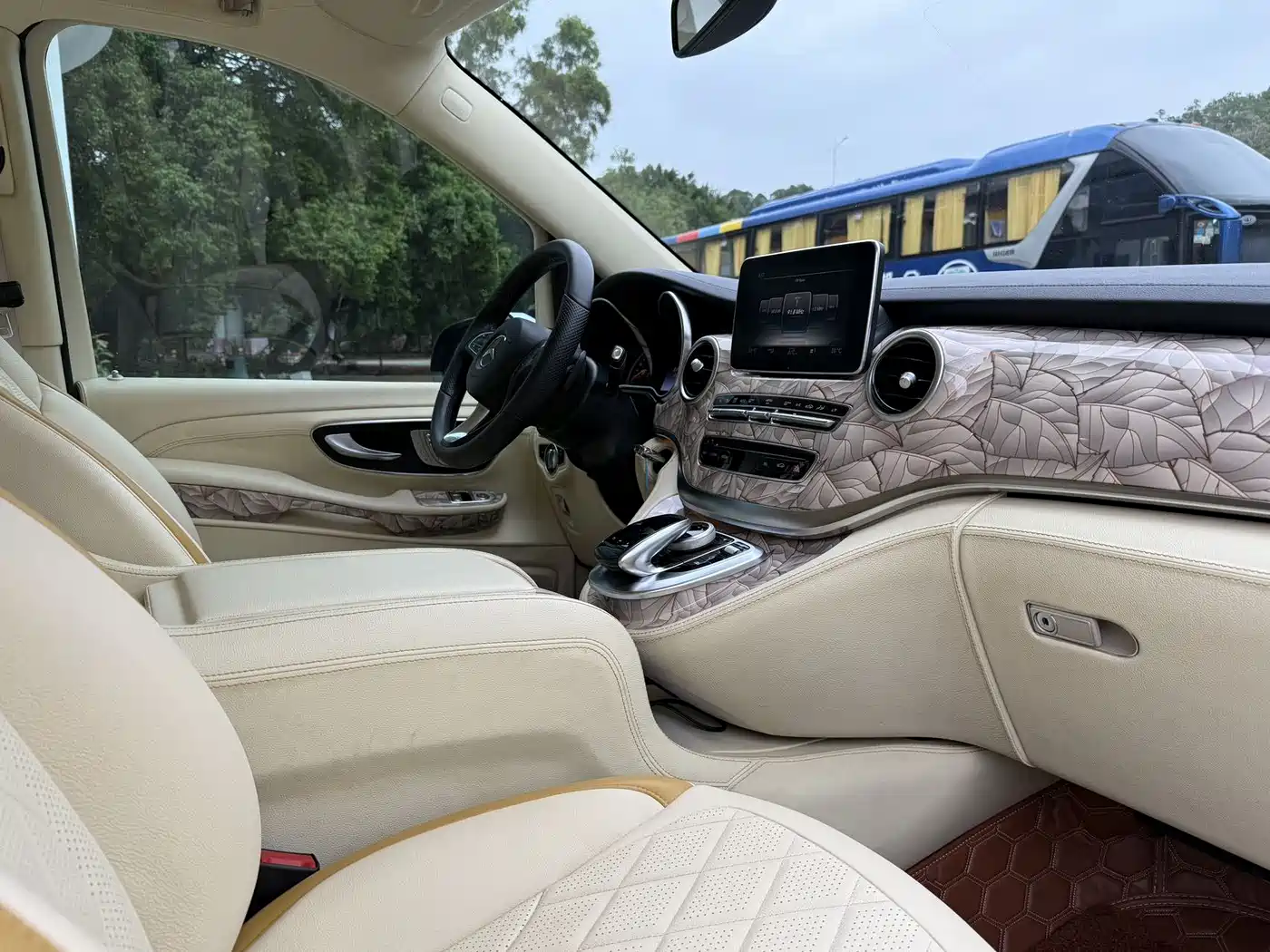 Mercedes-Benz V-Class 2018 V 260 L Premium Long Wheelbase Edition China VI фото 11
