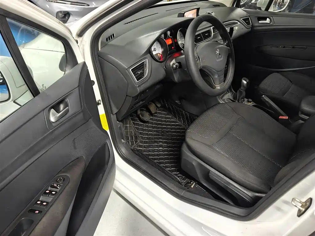 Peugeot 308 2014 Model Joy Edition Classic 1.6L Manual Superior Style фото 12