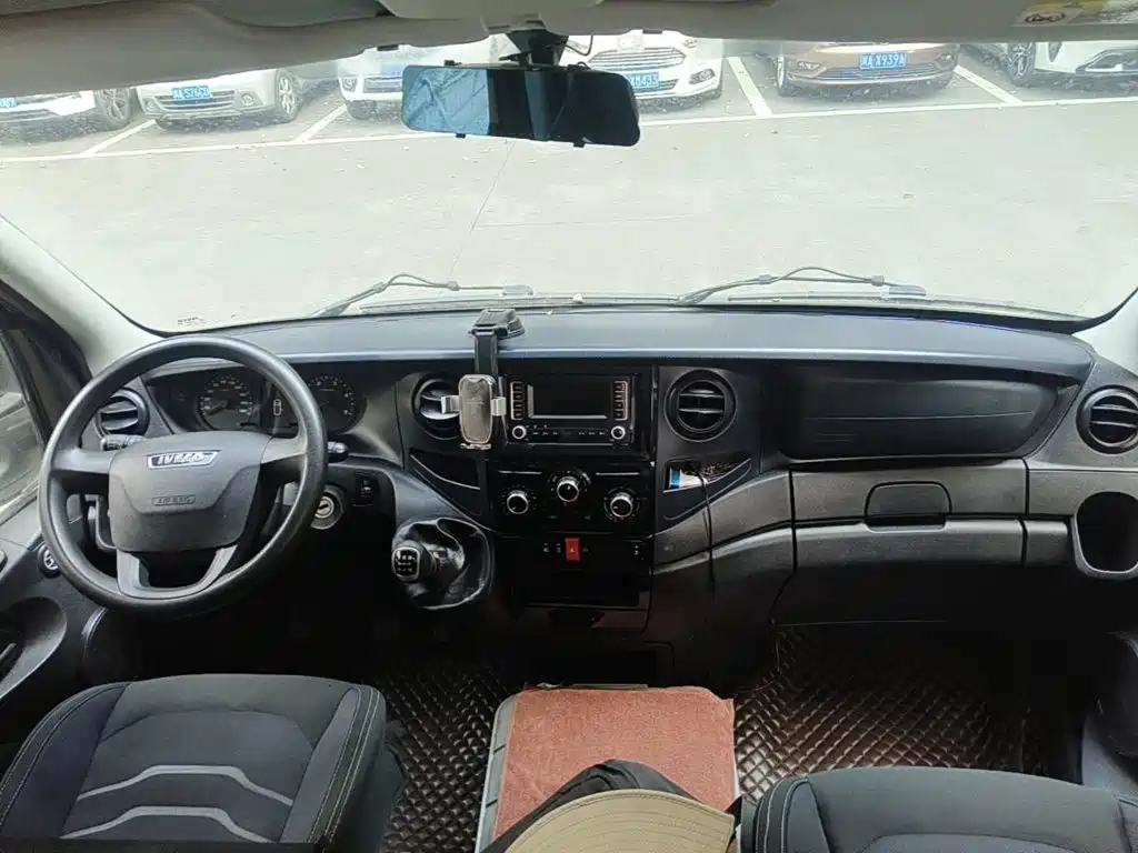 Iveco Daily 2022 2021 2.0T Manual Chaorui Long Wheelbase Short Overhang High Roof Manual Door F1A