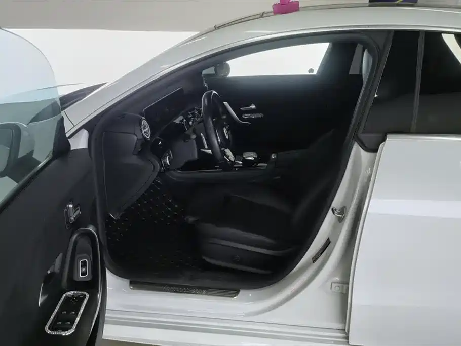 Mercedes-Benz CLA (Import) 2020 CLA 200 фото 9