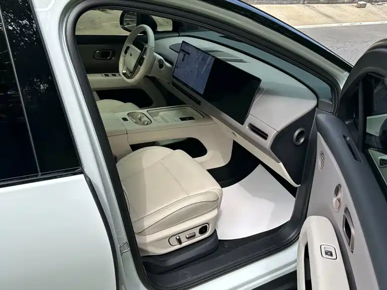 Li Auto i6 2026 2025 2WD Base Model
