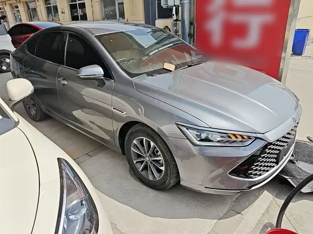 BYD Qin PLUS 2024 Glory Edition DM-i 55KM Leading фото 4