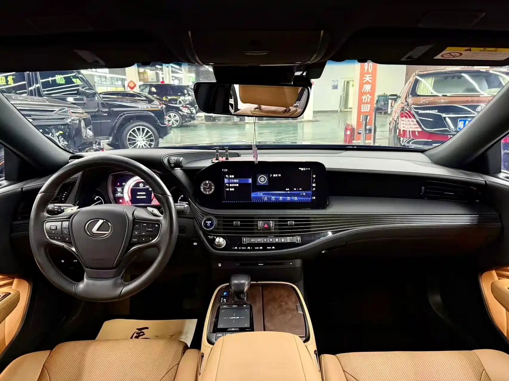 Фото 6 - Lexus LS