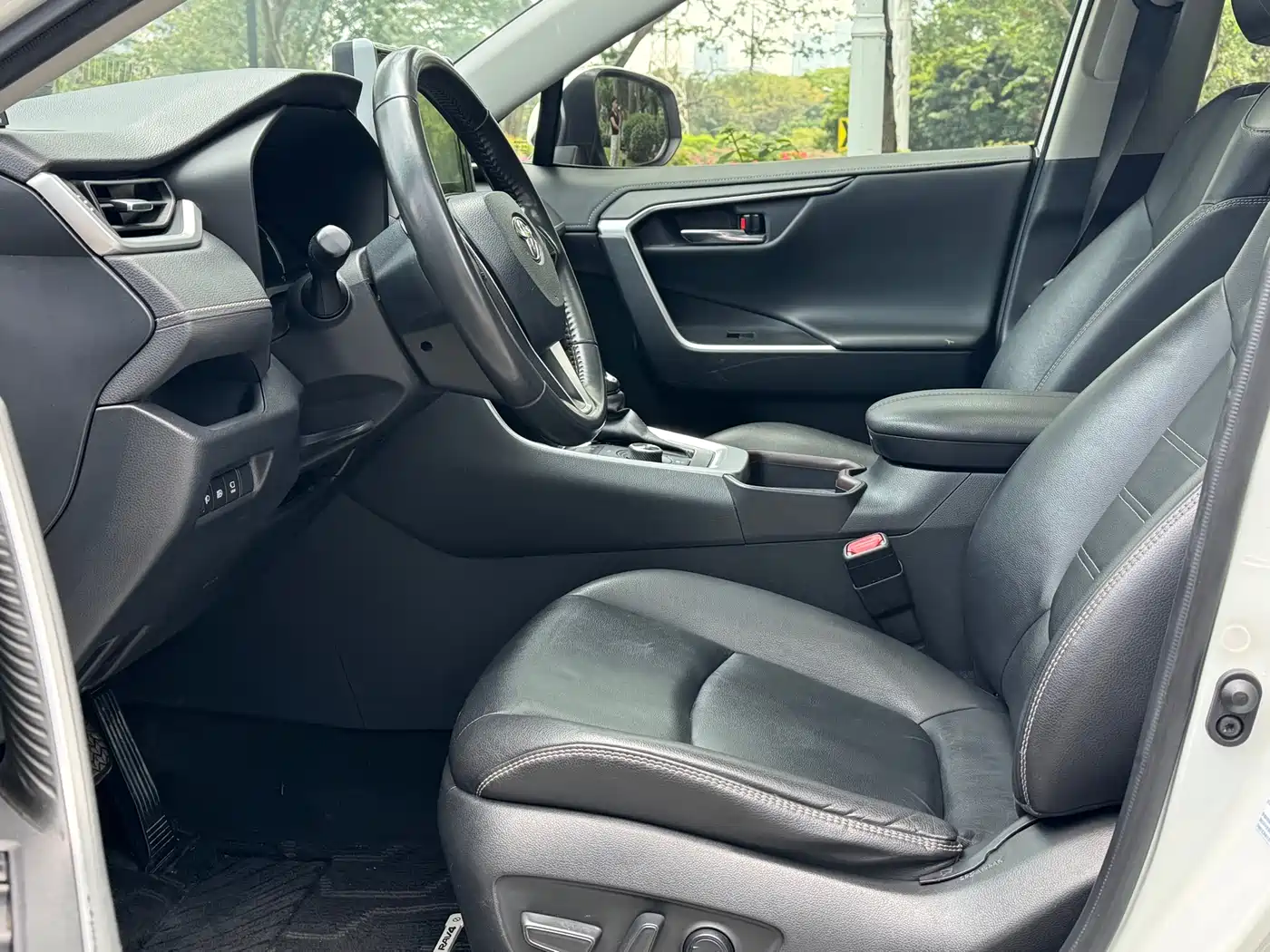 Toyota RAV4 Rongfang 2021 Hybrid 2.5L E-CVT AWD Elite PLUS Edition фото 10