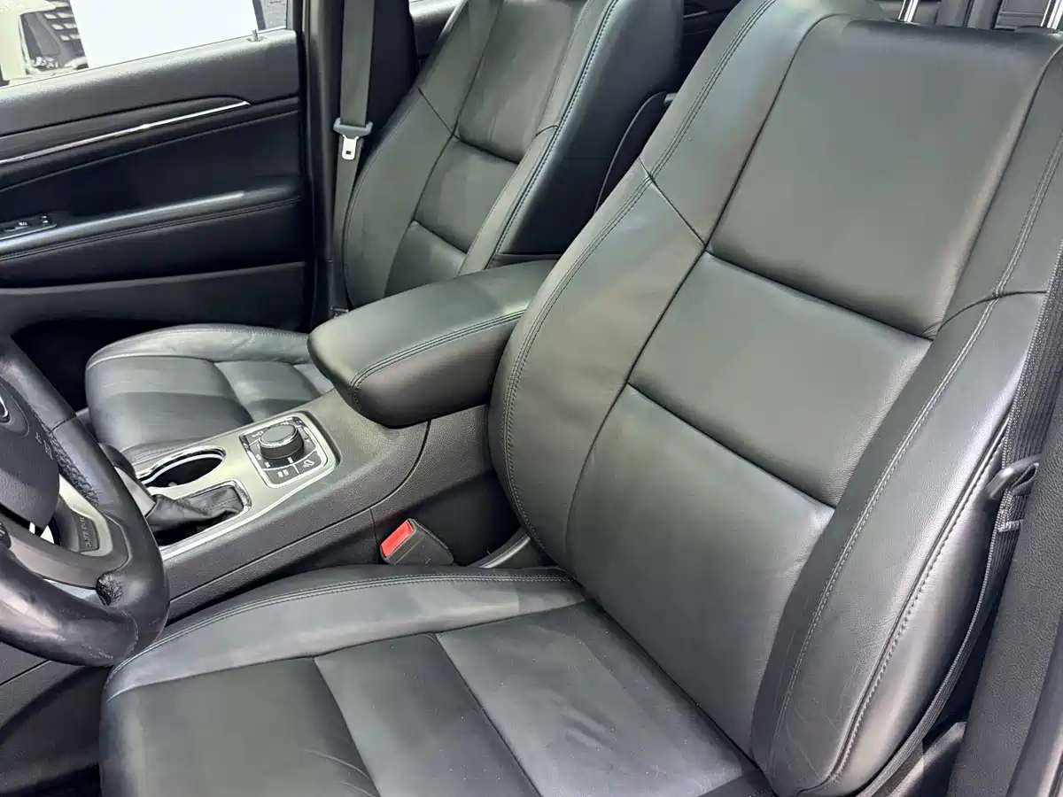 Photo 8 - Jeep Grand Cherokee (Import)